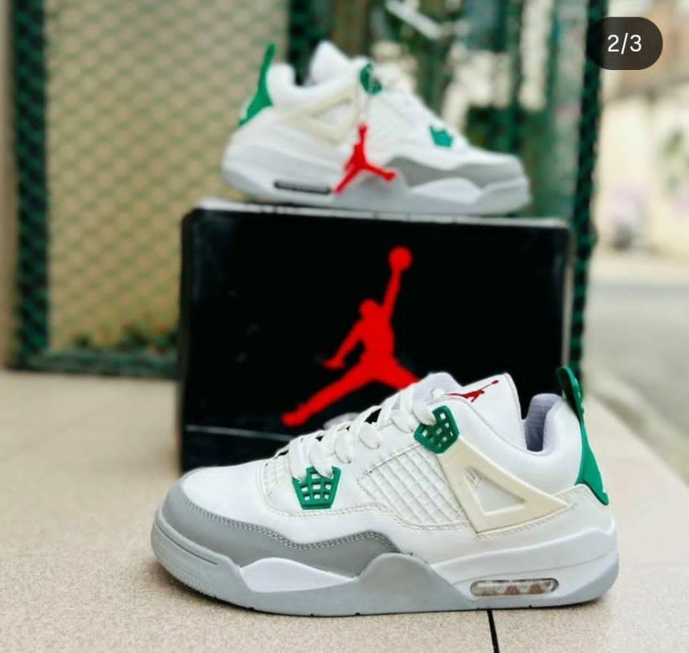 Air Jordan 4 Retro SB Pine Green Sneakers