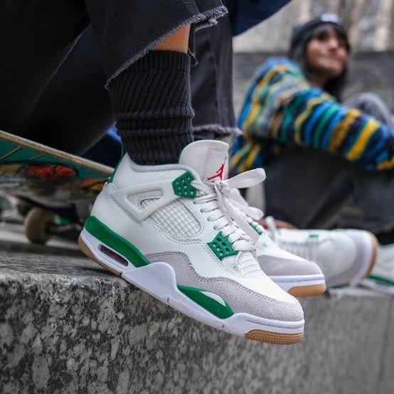 Air Jordan 4 Retro SB Pine Green Sneakers