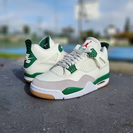 Air Jordan 4 Retro SB Pine Green Sneakers